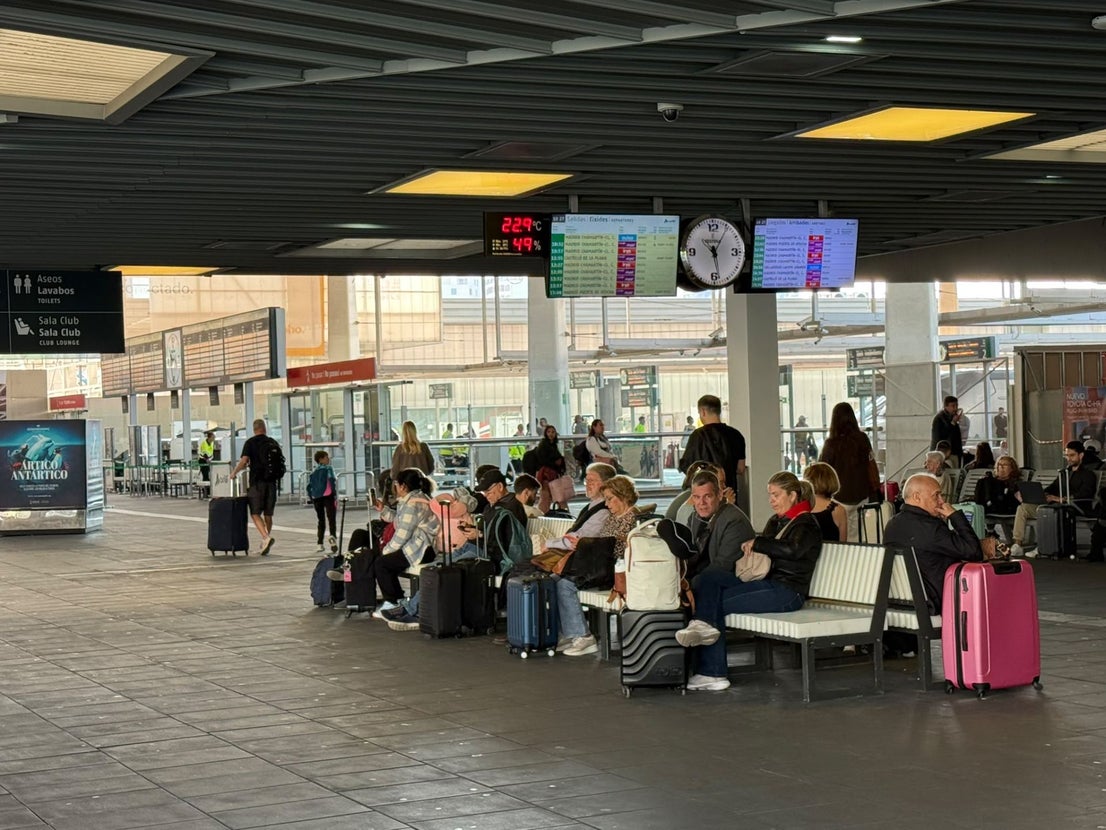 Fotos: Incertidumbre en la estación de Joaquín Sorolla tras el grave accidente de tren en Toledo