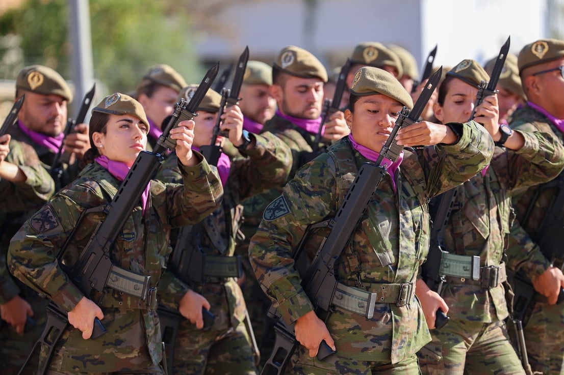FOTOS | Felipe VI asiste a maniobras militares en Bétera