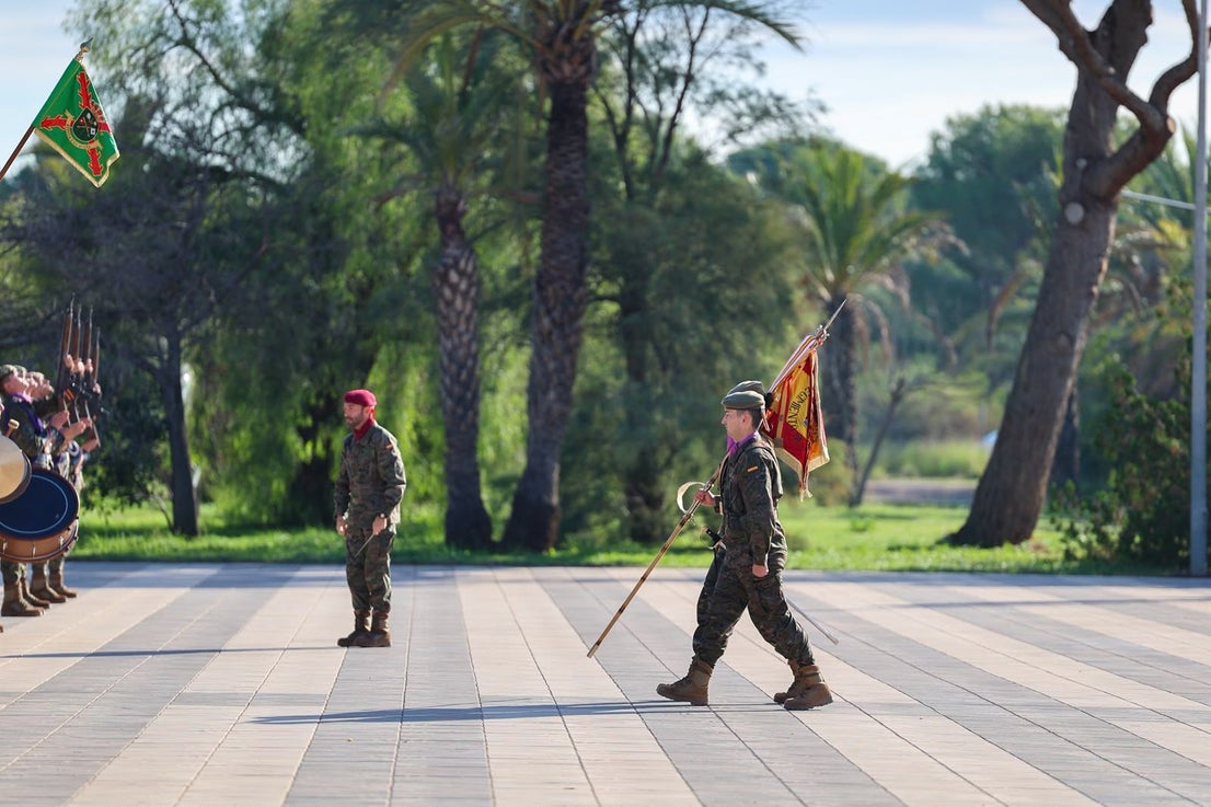 FOTOS | Felipe VI asiste a maniobras militares en Bétera