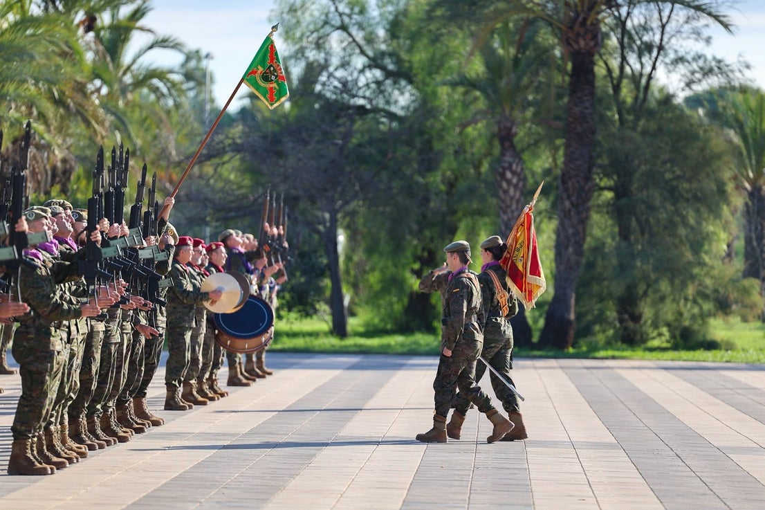 FOTOS | Felipe VI asiste a maniobras militares en Bétera