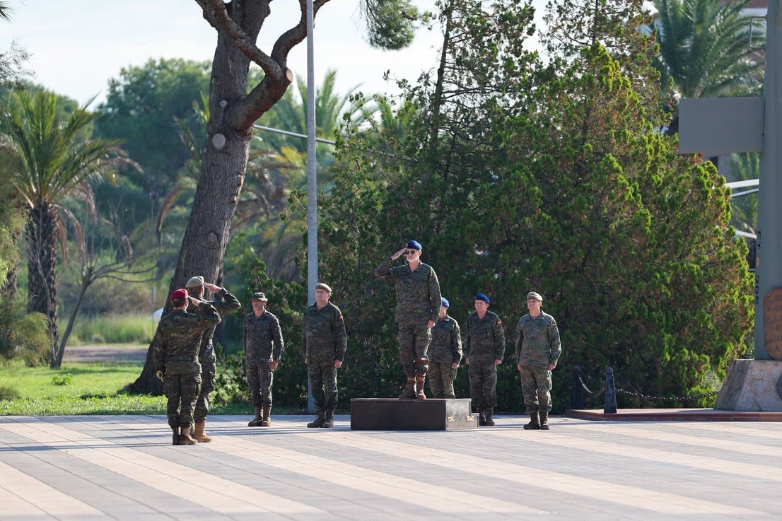 FOTOS | Felipe VI asiste a maniobras militares en Bétera
