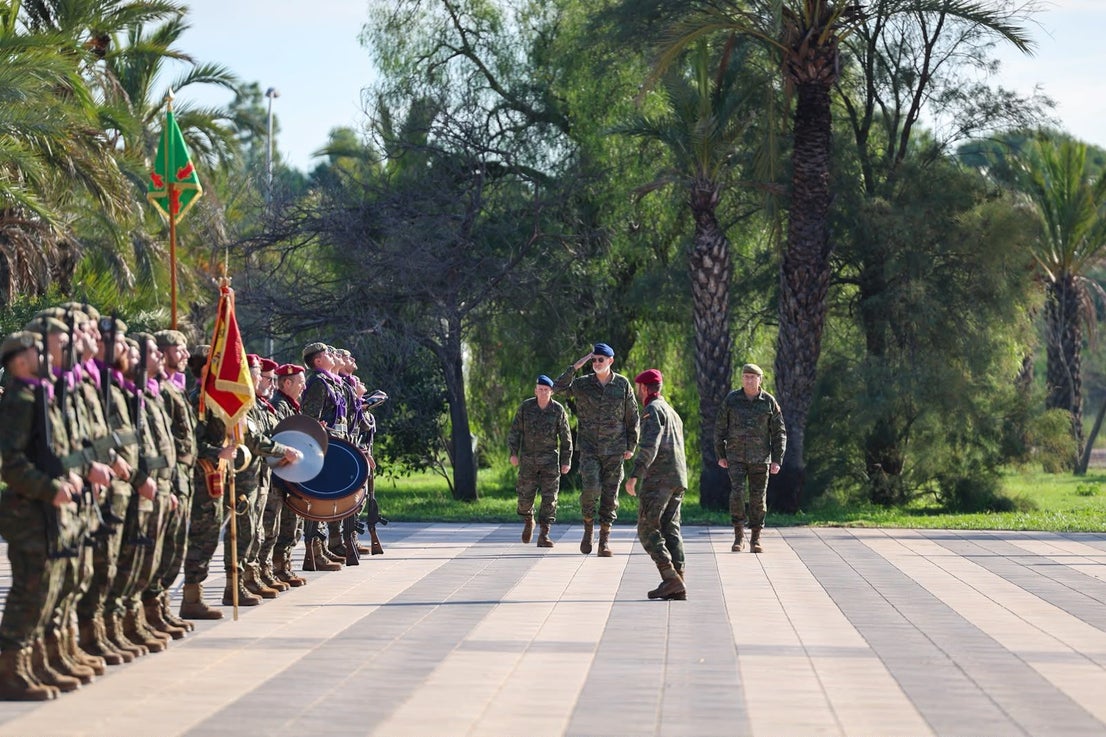 FOTOS | Felipe VI asiste a maniobras militares en Bétera