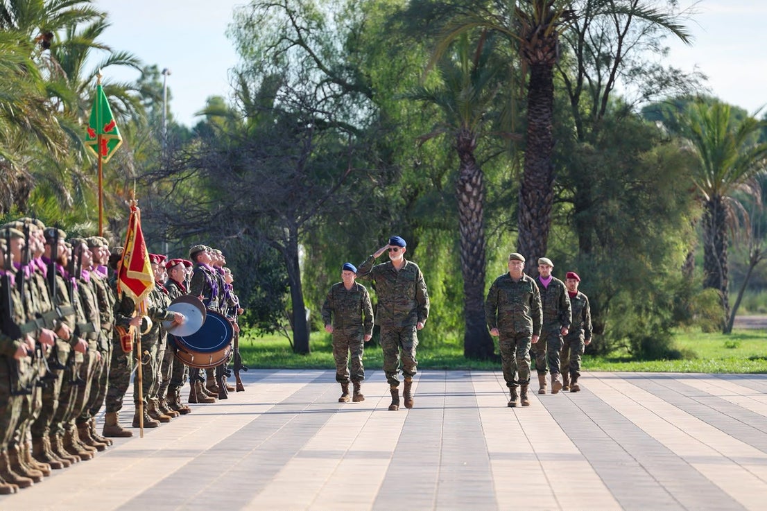 FOTOS | Felipe VI asiste a maniobras militares en Bétera