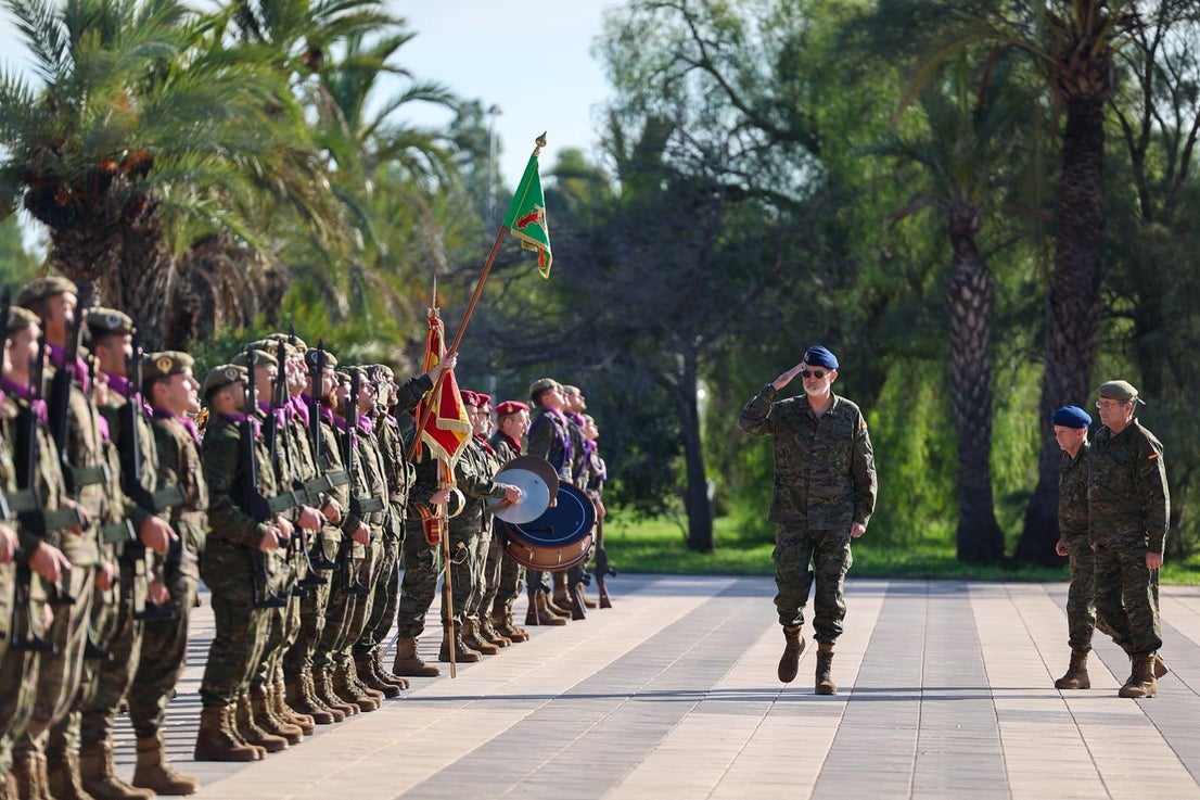 FOTOS | Felipe VI asiste a maniobras militares en Bétera