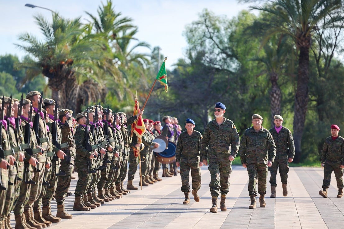 FOTOS | Felipe VI asiste a maniobras militares en Bétera