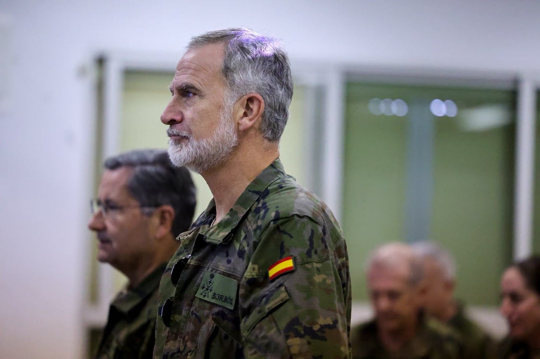 FOTOS | Felipe VI asiste a maniobras militares en Bétera