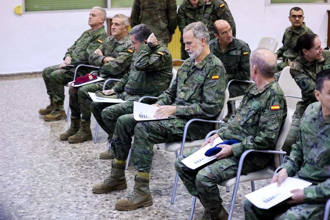 FOTOS | Felipe VI asiste a maniobras militares en Bétera