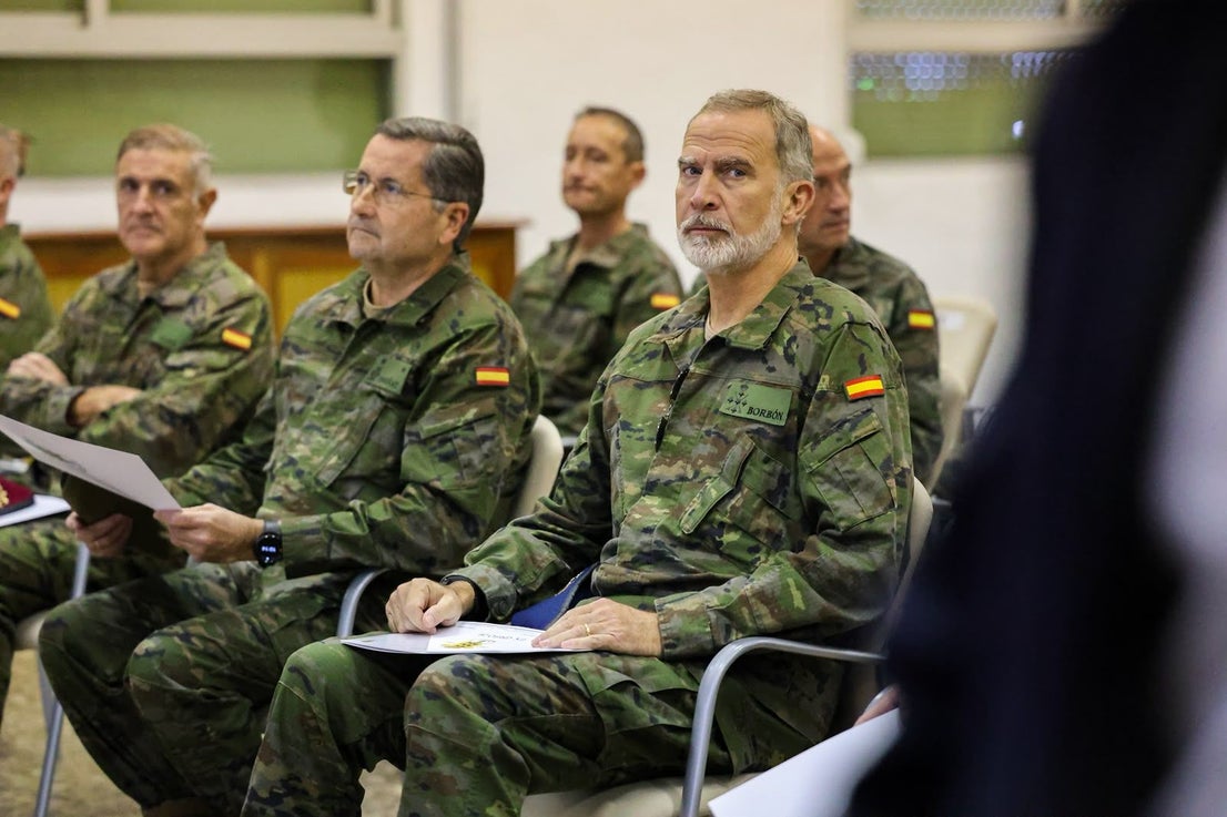 FOTOS | Felipe VI asiste a maniobras militares en Bétera