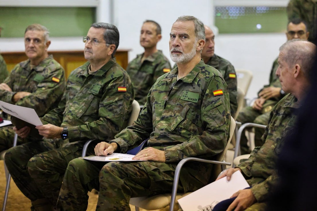FOTOS | Felipe VI asiste a maniobras militares en Bétera