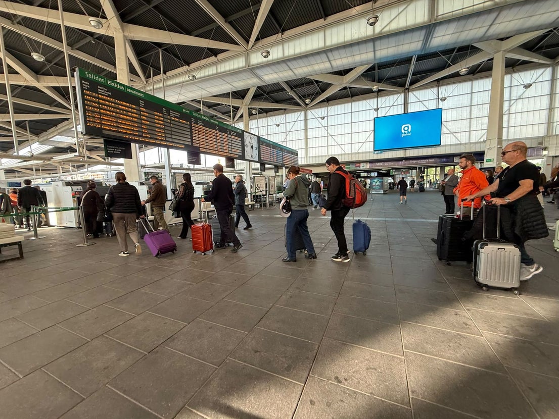 Fotos: Incertidumbre en la estación de Joaquín Sorolla tras el grave accidente de tren en Toledo