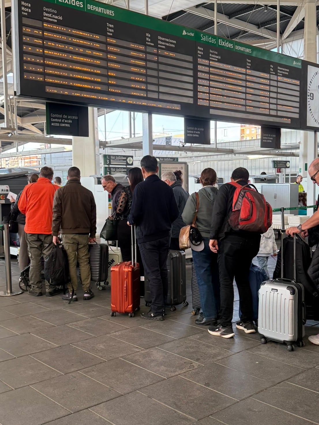 Fotos: Incertidumbre en la estación de Joaquín Sorolla tras el grave accidente de tren en Toledo