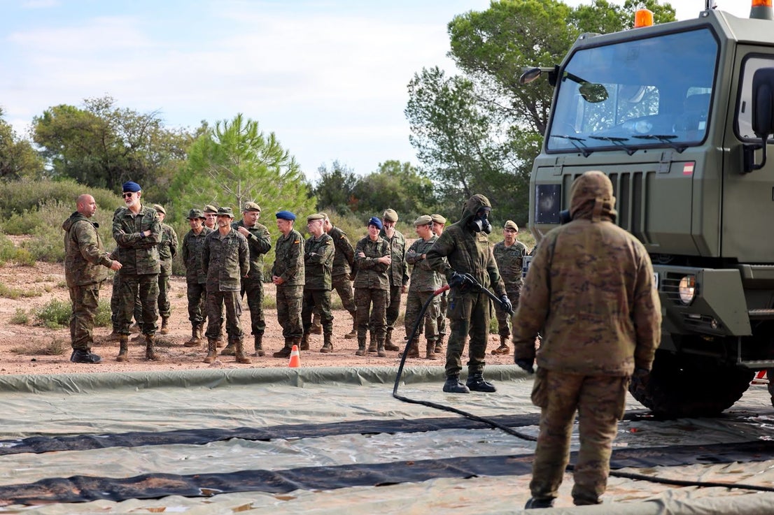 FOTOS | Felipe VI asiste a maniobras militares en Bétera