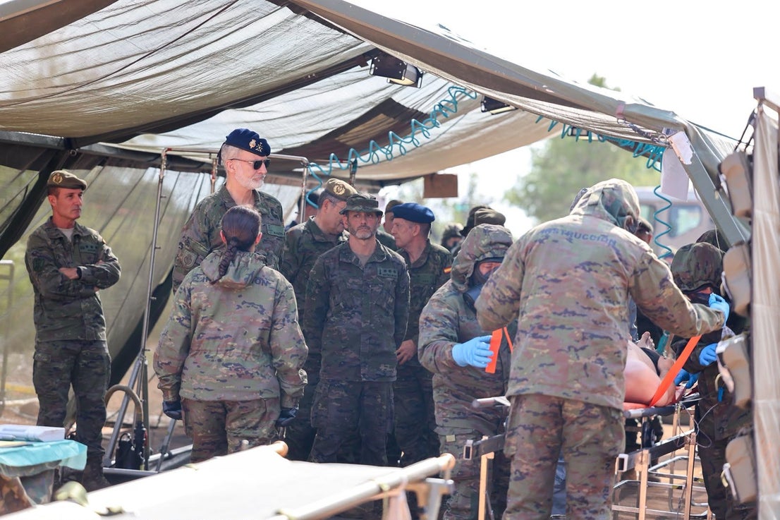 FOTOS | Felipe VI asiste a maniobras militares en Bétera