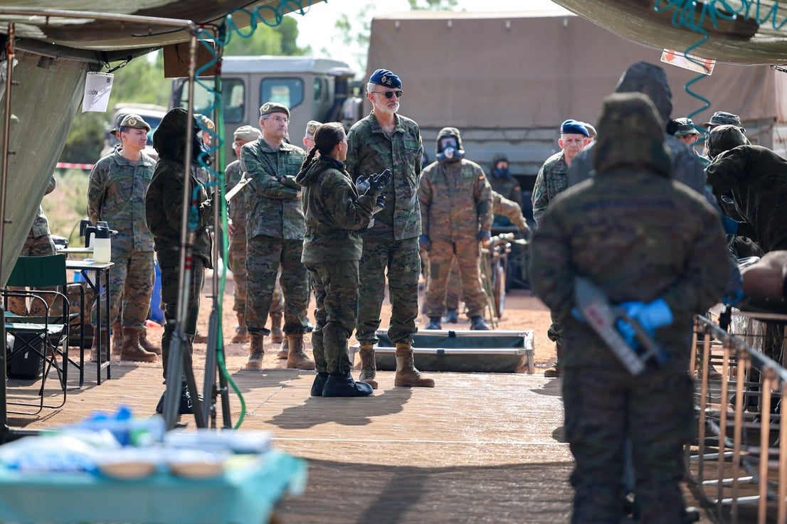 FOTOS | Felipe VI asiste a maniobras militares en Bétera