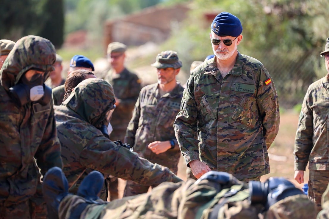 FOTOS | Felipe VI asiste a maniobras militares en Bétera