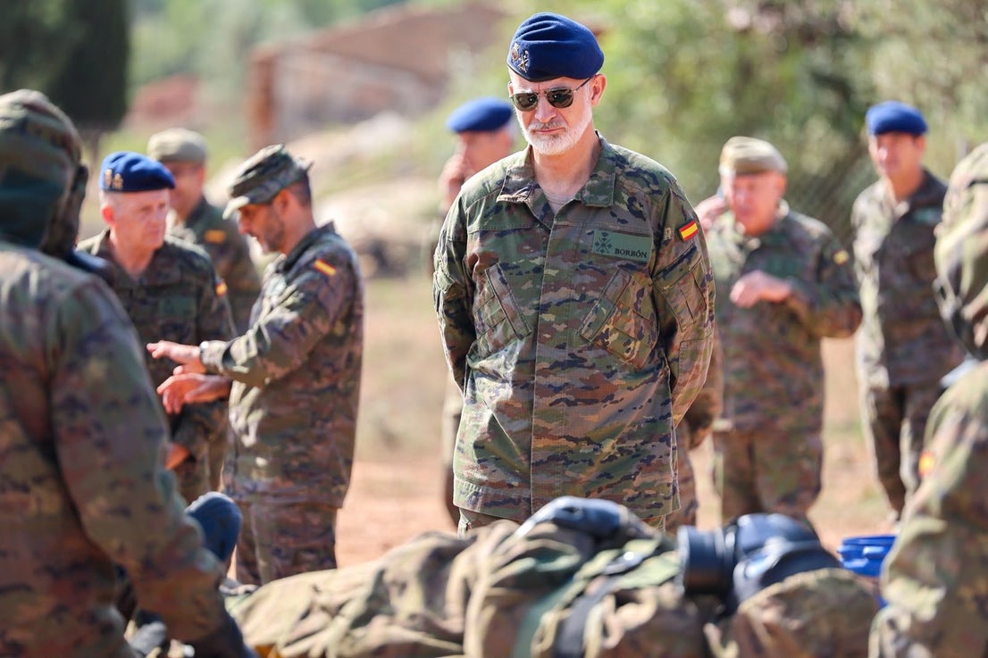 FOTOS | Felipe VI asiste a maniobras militares en Bétera