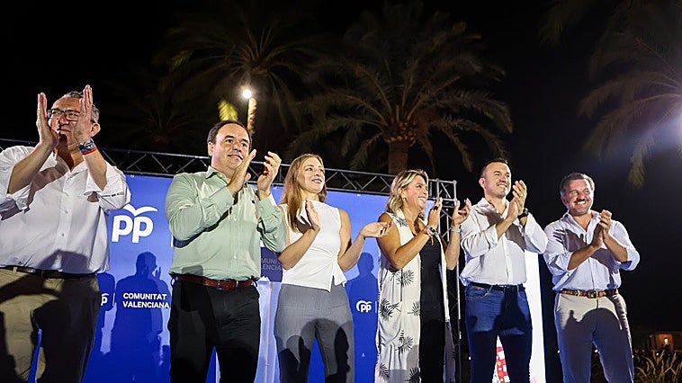 El PPCV exhibe unidad y esquiva la cuestión de la designación de Pérez Llorca en una cena multitudinaria