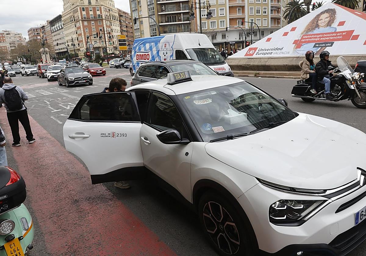 La DGT acaba con un privilegio histórico de taxistas, repartidores y autoescuelas