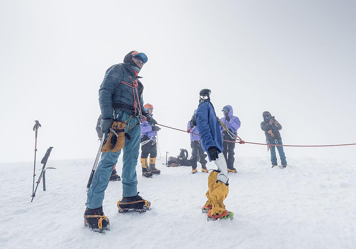 Un robot humanoide escala por primera vez la cima del Chimborazo, a 6.263 metros: «Vi paisajes espectaculares, glaciares y la curvatura de la Tierra»