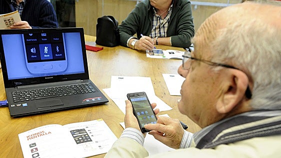 A la vejez, conectados: uno de cada tres mayores valencianos usa internet