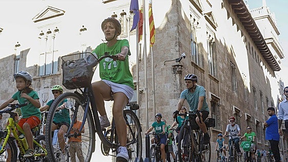 Los profesores recorren Valencia en bicicleta contra Educación: «Educació pública de qualitat»