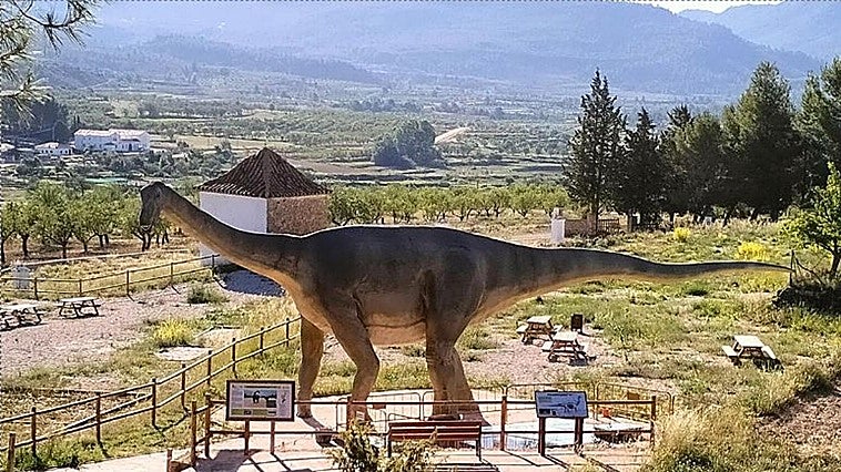 Un dinosaurio, dos pueblos y 18 kilómetros de senderos