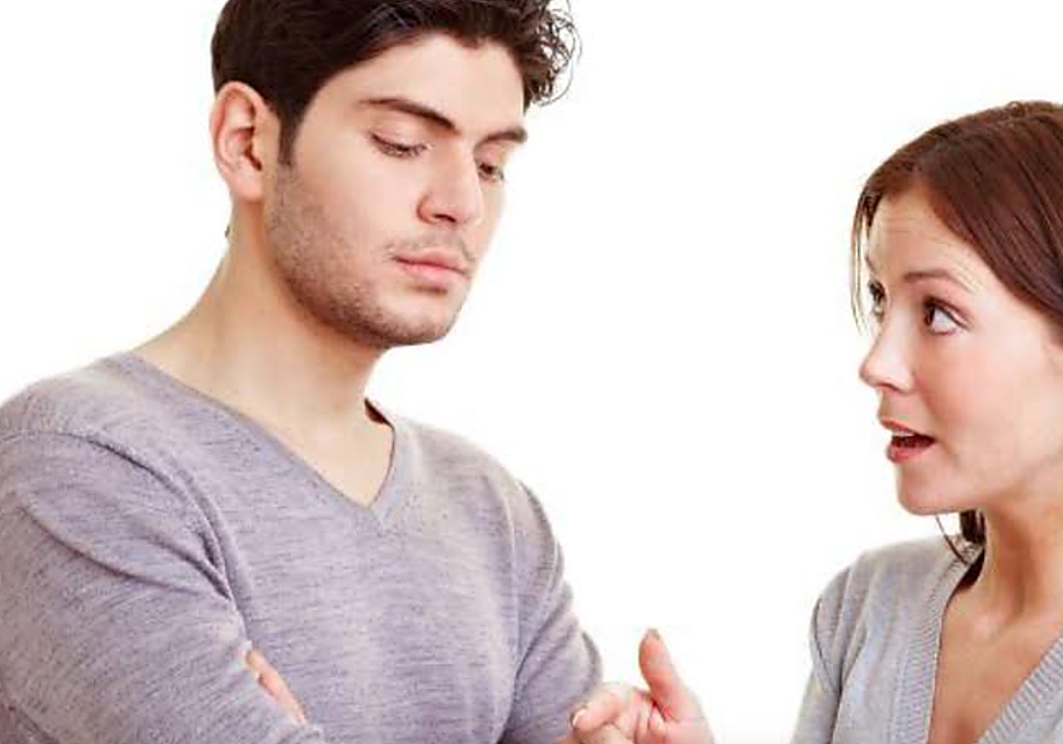 Qué significa que una persona interrumpa constantemente a los demás, según los expertos en psicología