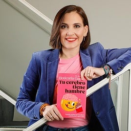 Marián García (Boticaria García) posa con su libro 'Tu cerebro tiene hambre'.
