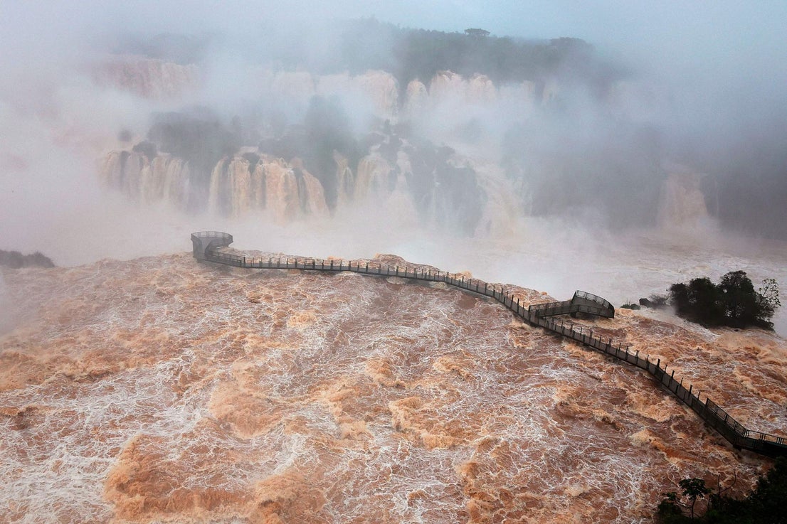 Las impresionantes imágenes de la crecida del agua en el Parque de las cataratas de Iguazú