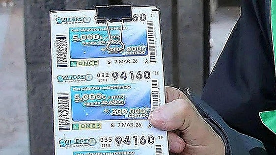 Dos Cupones de la ONCE vendidos frente a una playa y un conocido barrio de una capital premian con 240.000 euros sendos municipios de España