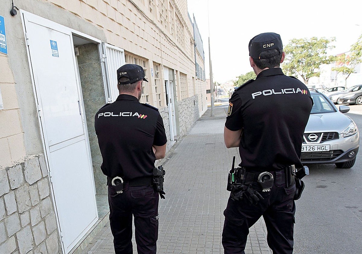Dos agentes de la Policía Nacional patrullan por una calle de Paterna, en una imagen de archivo.