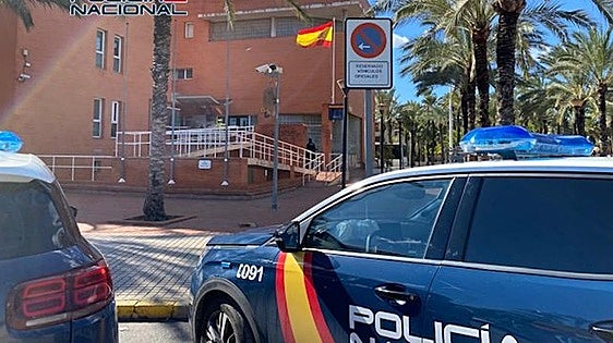 Detenidos en Elche un padre y su hijo por distribuir cocaína a domicilio en una motocicleta
