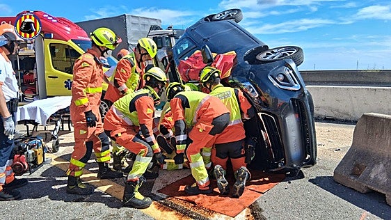 Atrapada una persona tras volcar su vehículo a la altura de Montortal