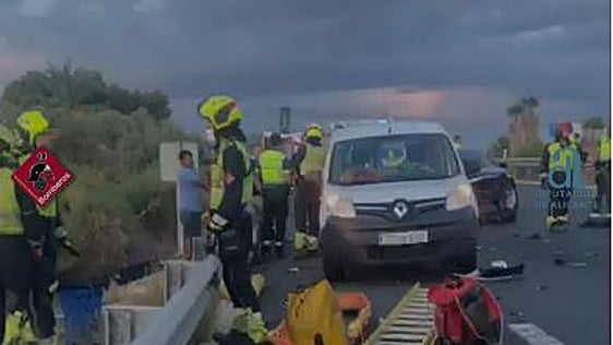 Una joven muere al chocar un coche contra otro averiado en Crevillent