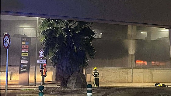Arden cuatro vehículos en un incendio en el parking del aeropuerto de Manises