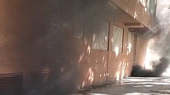 El incendio de un vehículo en un garaje en Alboraia obliga a cortar el acceso a la Patacona desde Valencia