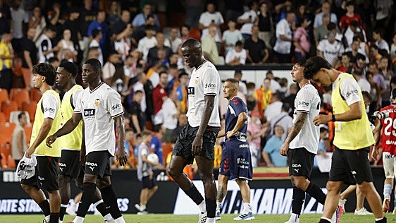 Primera pitada en Mestalla: «Queremos un tiro a puerta»