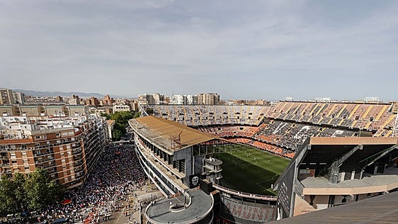 La Curva Nord secunda la petición de Kempes y no entrará a Mestalla hasta el minuto 19