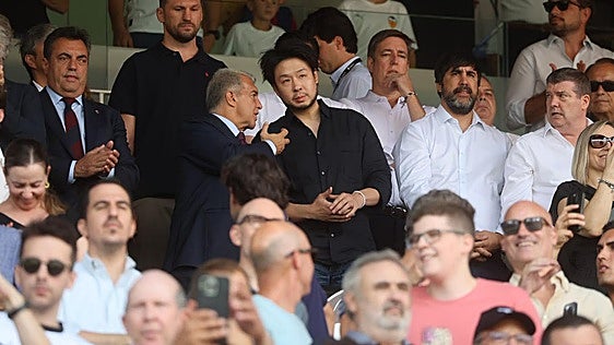 Fotos del Valencia - Barcelona: la llegada de Kiat Lim y la Curva Nord vacía