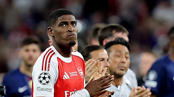 Cristhian Mosquera recibe permiso del Arsenal para entrenarse en solitario en Paterna durante el parón