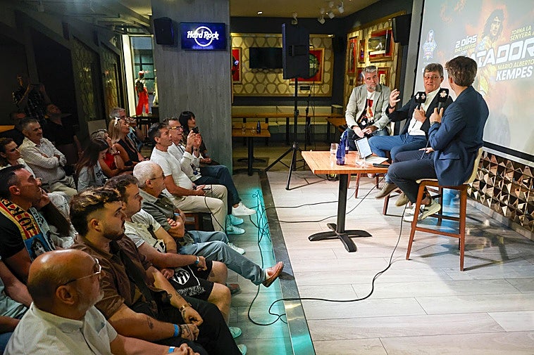 Furor por Kempes en Valencia