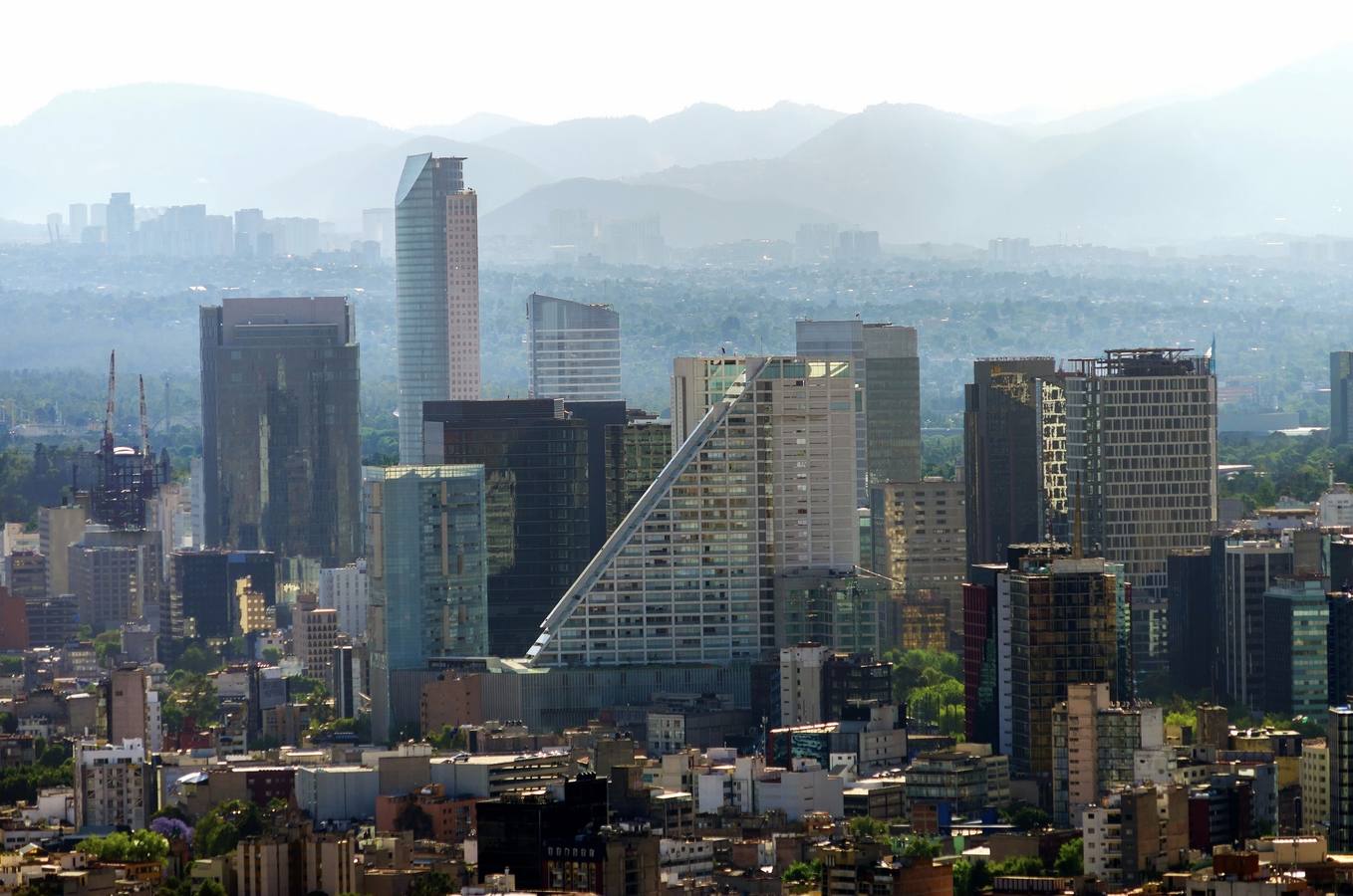 Ciudad de México. La causa: la escasez de agua potable y el hundimiento del suelo. De la zona acuífera sobre la que la ciudad está ubicada procede el 70% del consumo de agua potable de la urbe, por lo que Ciudad de México se hunde un poco más cada vez que alguno de sus 20 millones de habitantes consume un poco de agua. Se estima que algunas partes de Ciudad de México se han hundido 9 metros en los últimos cien años.