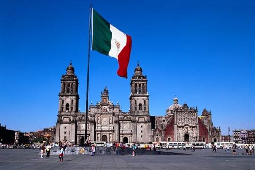 Ciudad de México. La causa: la escasez de agua potable y el hundimiento del suelo. De la zona acuífera sobre la que la ciudad está ubicada procede el 70% del consumo de agua potable de la urbe, por lo que Ciudad de México se hunde un poco más cada vez que alguno de sus 20 millones de habitantes consume un poco de agua. Se estima que algunas partes de Ciudad de México se han hundido 9 metros en los últimos cien años.