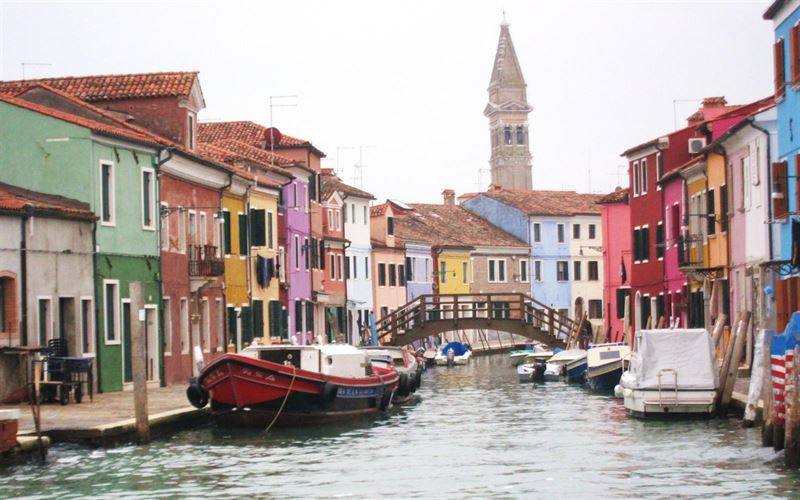 Venecia. La causa: el hundimiento.Si a la subida natural del nivel del agua se suma la erosión de las paredes y los cimientos de los edificios, el aumento del nivel del agua podría multiplicarse. Para el año 2100, el aumento podría llegar a alcanzar varios metros, lo que implicaría la desaparición de la ciudad.