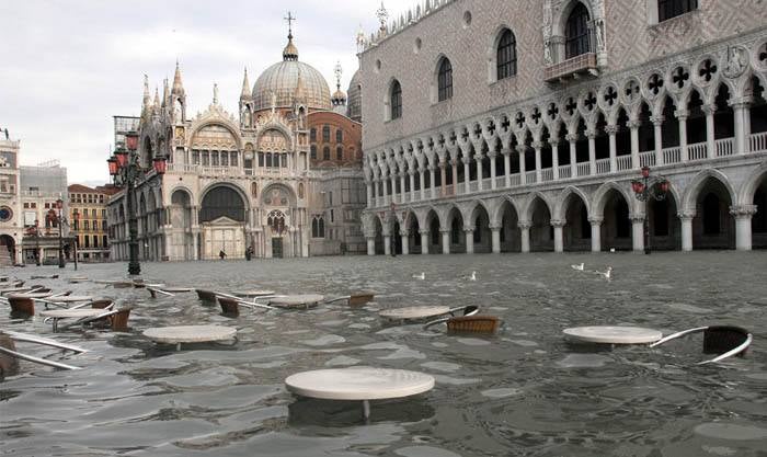 Venecia. La causa: el hundimiento.Si a la subida natural del nivel del agua se suma la erosión de las paredes y los cimientos de los edificios, el aumento del nivel del agua podría multiplicarse. Para el año 2100, el aumento podría llegar a alcanzar varios metros, lo que implicaría la desaparición de la ciudad.