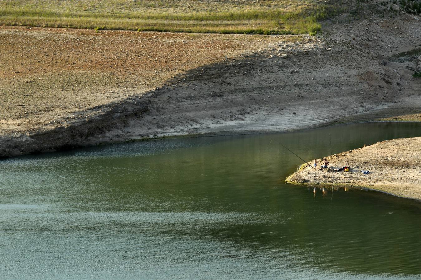 Embalse de Forata. En la imagen se puede apreciar la caída del nivel del agua.