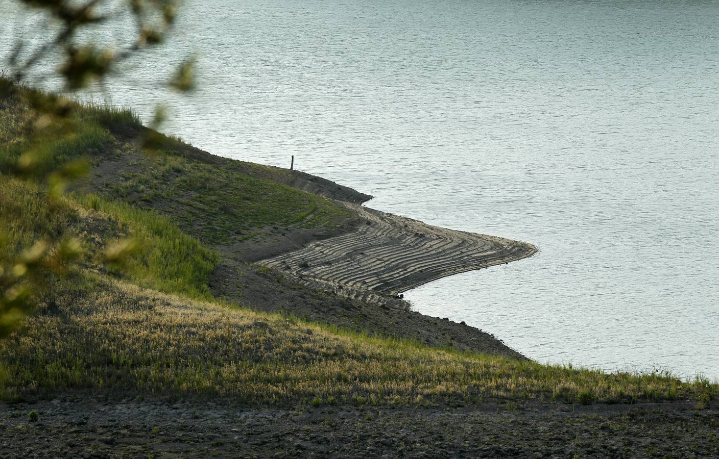 Embalse de Forata. En la imagen se puede apreciar la caída del nivel del agua.