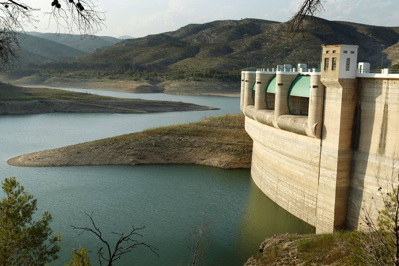 Embalse de Forata. En la imagen se puede apreciar la caída del nivel del agua.