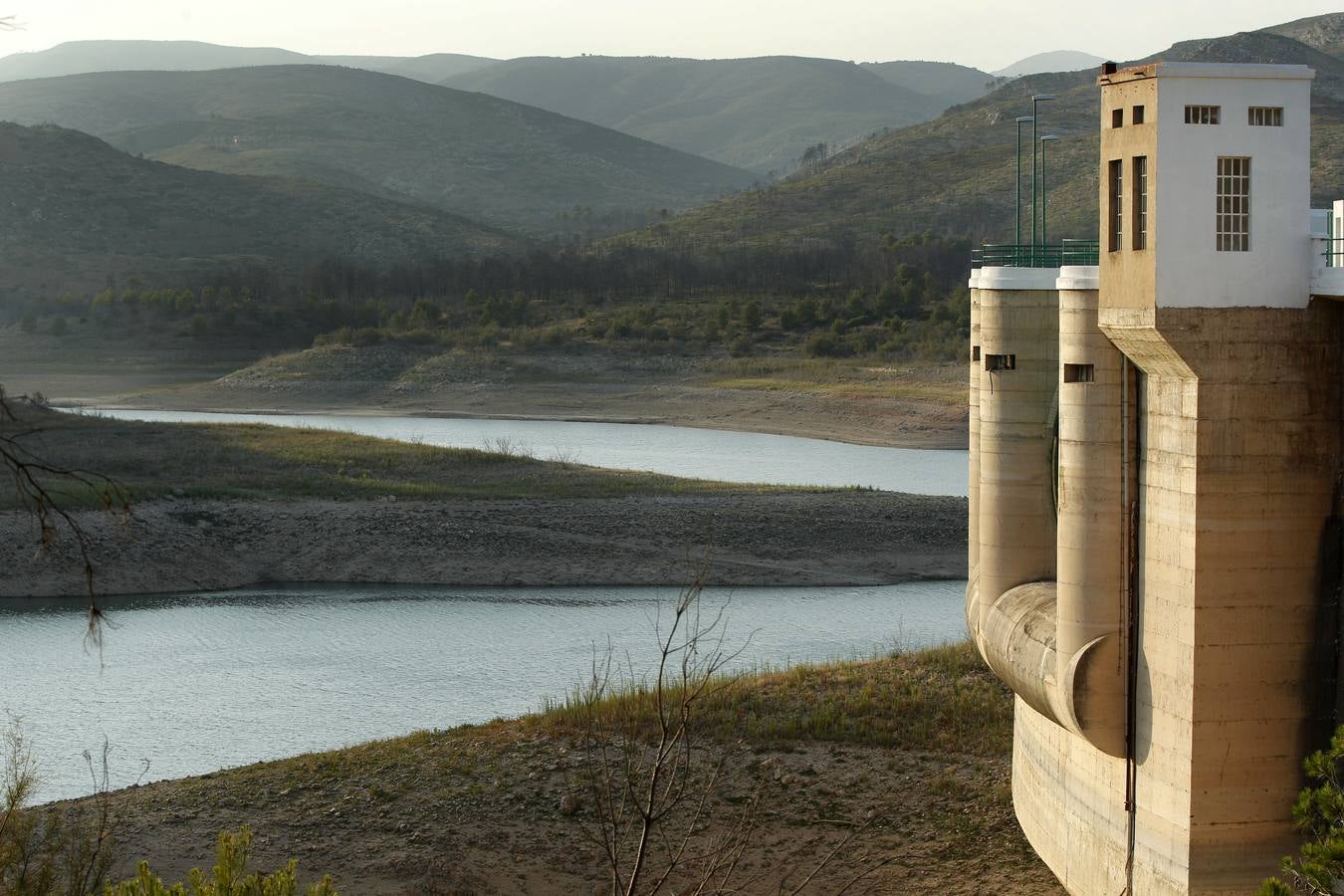 Embalse de Forata. En la imagen se puede apreciar la caída del nivel del agua.