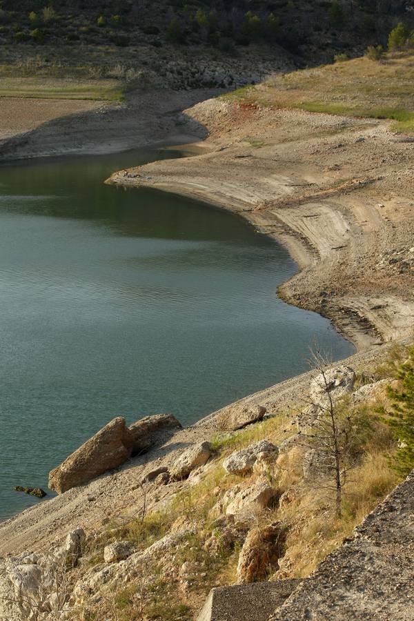 Embalse de Forata. En la imagen se puede apreciar la caída del nivel del agua.